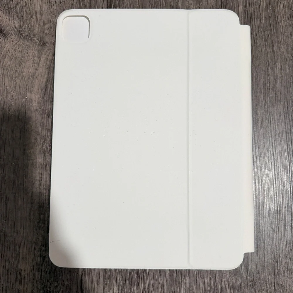 iPad Case with Backlit Keyboard – Magnetic, White